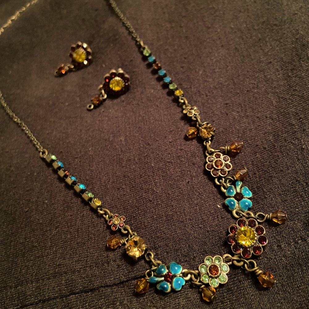 Avon (LOT/5) Victorian/vintage-style necklaces